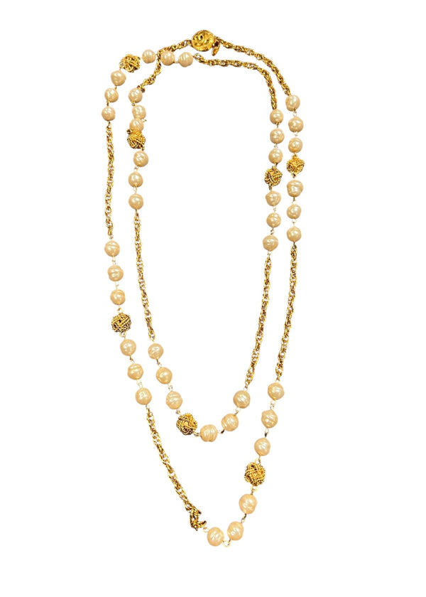 CHANEL PEARL VINTAGE NECKLACE